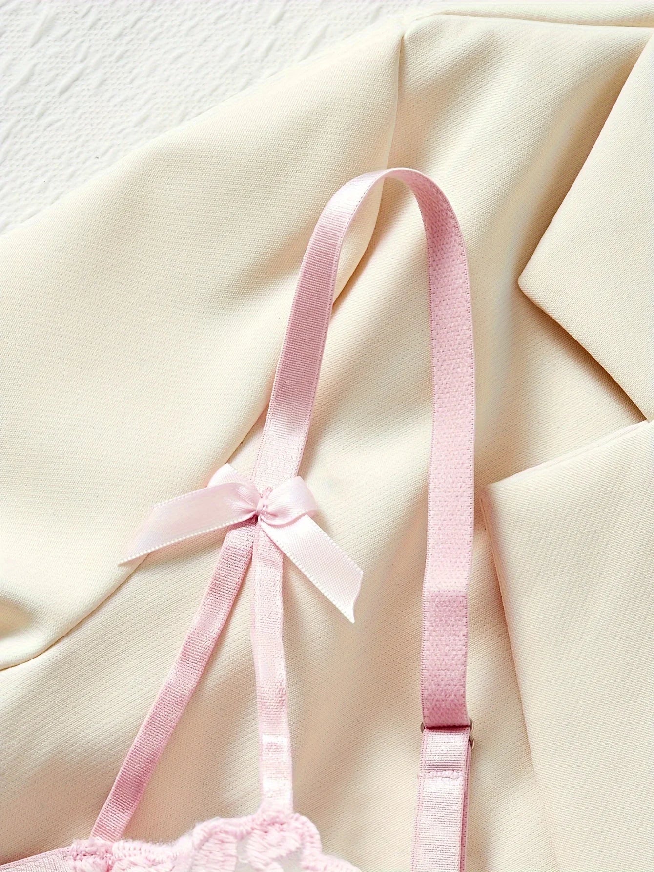 Women's embroidered sexy lingerie set, pull-up bra and mesh briefs